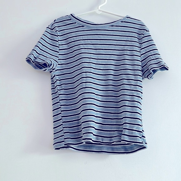 This is a kind of cropped blue and black tee shirt - Picture 1 of 1